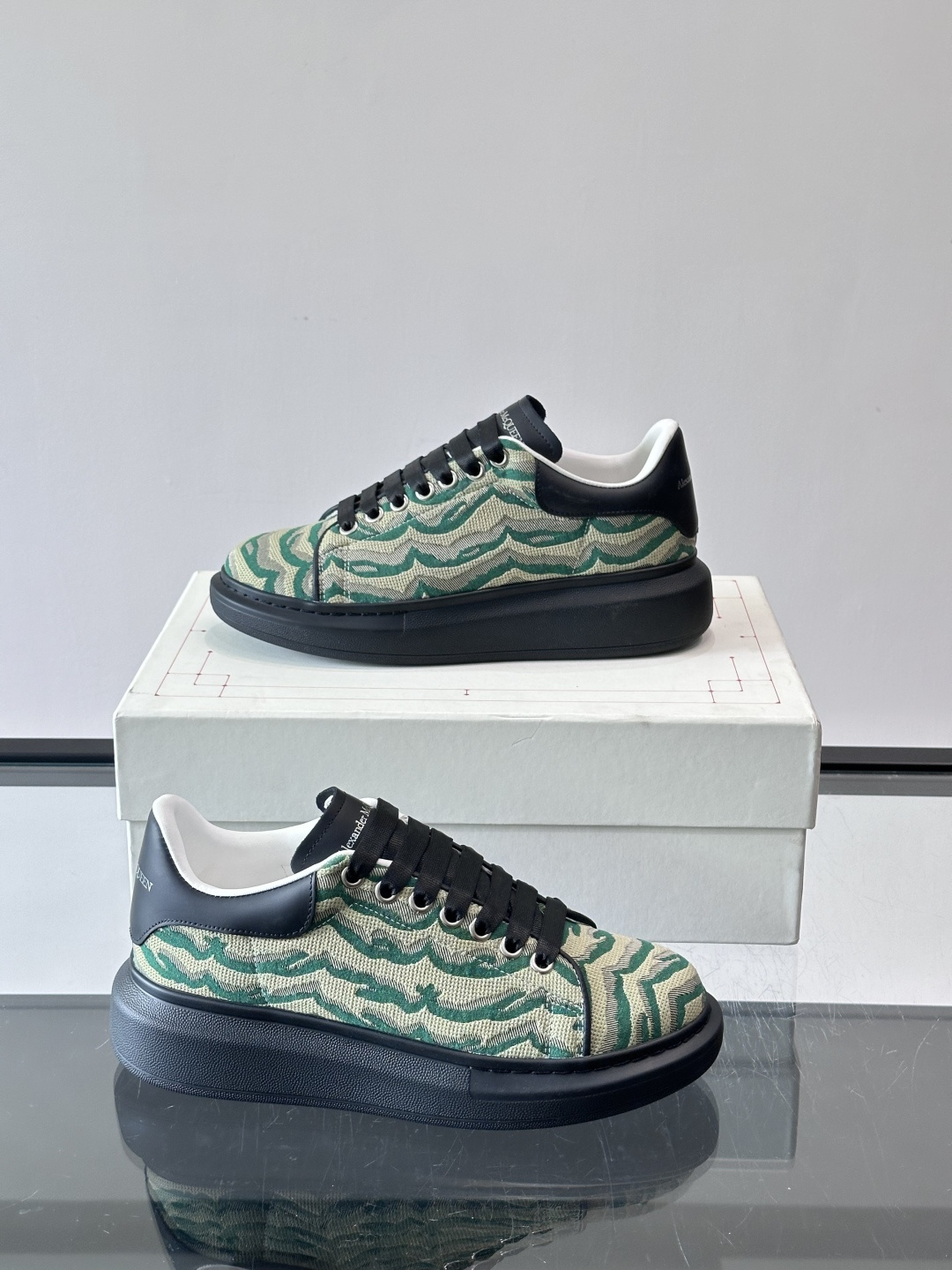 𝐀𝐥𝐞𝐱𝐚𝐧𝐝𝐞𝐫 𝐌𝐜𝐐𝐮𝐞𝐞𝐧# 麦昆当之无愧算是小白鞋里的经典之王 市面上做的人也确实不在少数，版