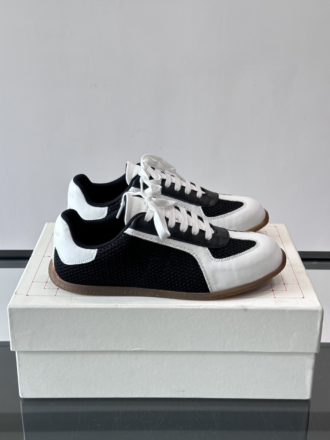 MQ麦昆情侣👫经典德训鞋，麂皮+真皮拼接，配色超百搭，橡胶鞋底复古又舒适。宽头设计不挑脚型，日常通勤、休