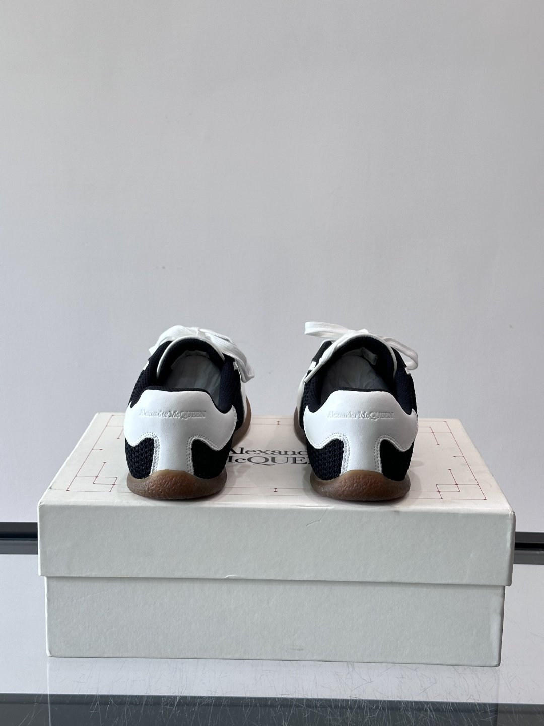 MQ麦昆情侣👫经典德训鞋，麂皮+真皮拼接，配色超百搭，橡胶鞋底复古又舒适。宽头设计不挑脚型，日常通勤、休