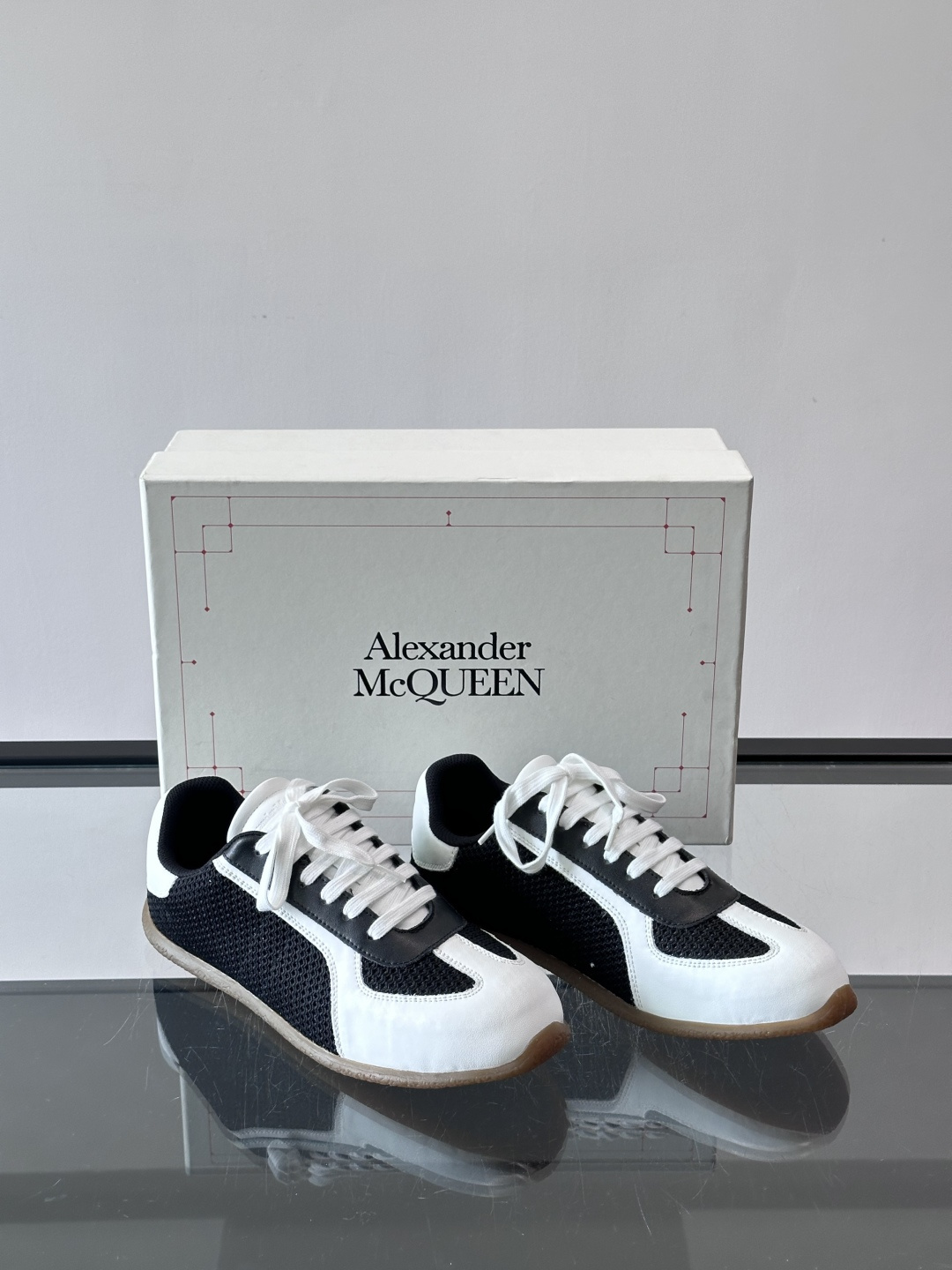 MQ麦昆情侣👫经典德训鞋，麂皮+真皮拼接，配色超百搭，橡胶鞋底复古又舒适。宽头设计不挑脚型，日常通勤、休