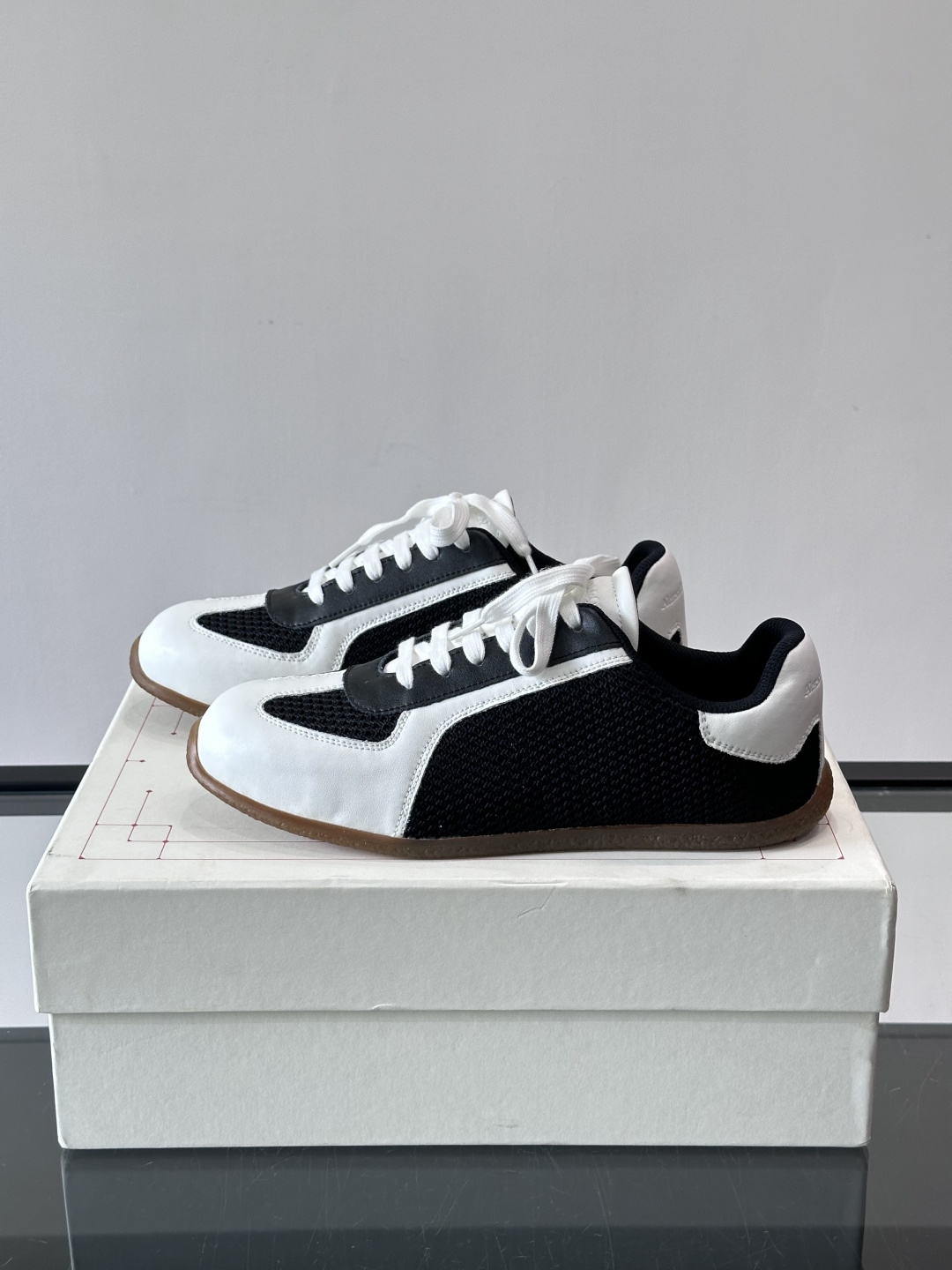 MQ麦昆情侣👫经典德训鞋，麂皮+真皮拼接，配色超百搭，橡胶鞋底复古又舒适。宽头设计不挑脚型，日常通勤、休