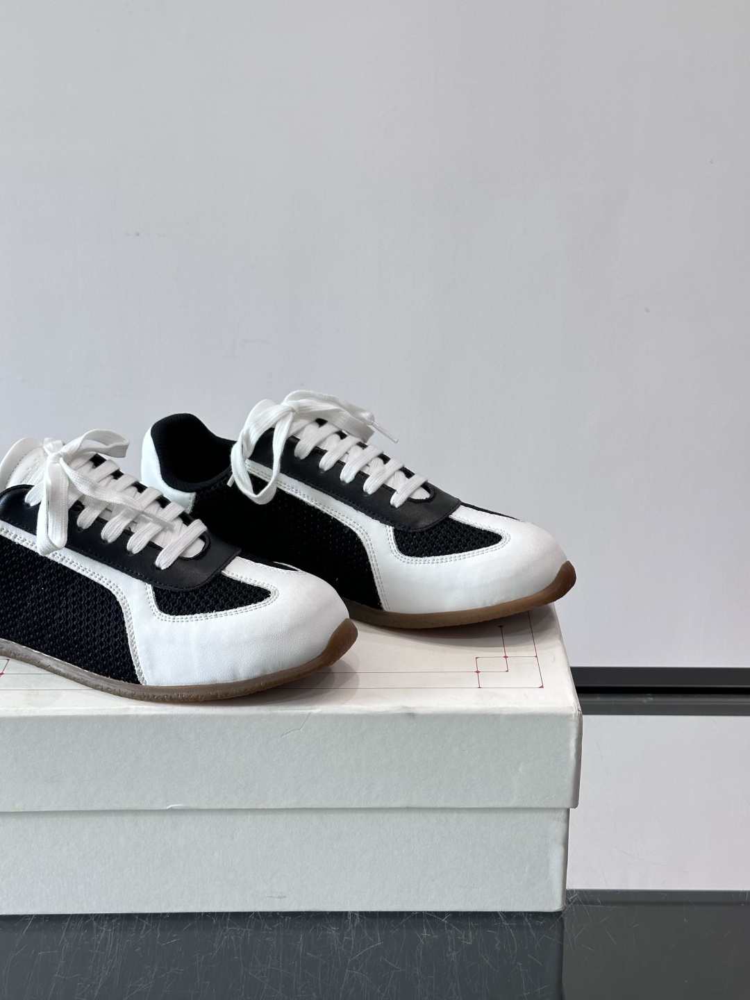 MQ麦昆情侣👫经典德训鞋，麂皮+真皮拼接，配色超百搭，橡胶鞋底复古又舒适。宽头设计不挑脚型，日常通勤、休