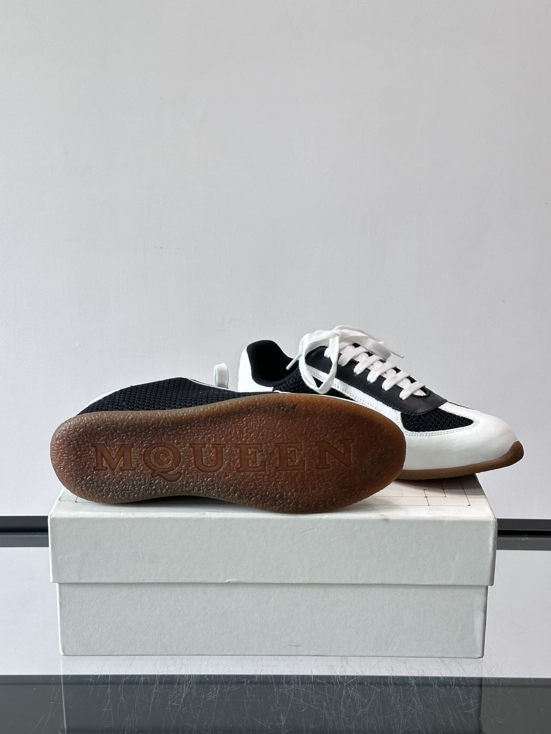 MQ麦昆情侣👫经典德训鞋，麂皮+真皮拼接，配色超百搭，橡胶鞋底复古又舒适。宽头设计不挑脚型，日常通勤、休