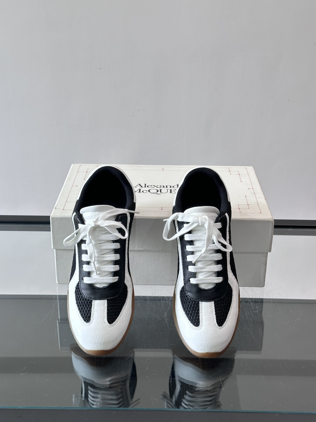 MQ麦昆情侣👫经典德训鞋，麂皮+真皮拼接，配色超百搭，橡胶鞋底复古又舒适。宽头设计不挑脚型，日常通勤、休