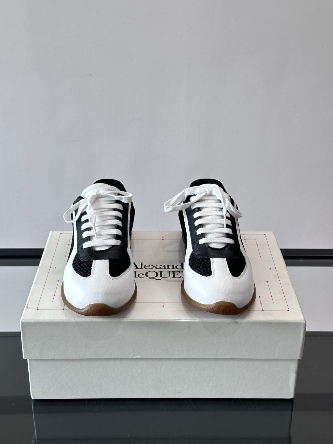 MQ麦昆情侣👫经典德训鞋，麂皮+真皮拼接，配色超百搭，橡胶鞋底复古又舒适。宽头设计不挑脚型，日常通勤、休