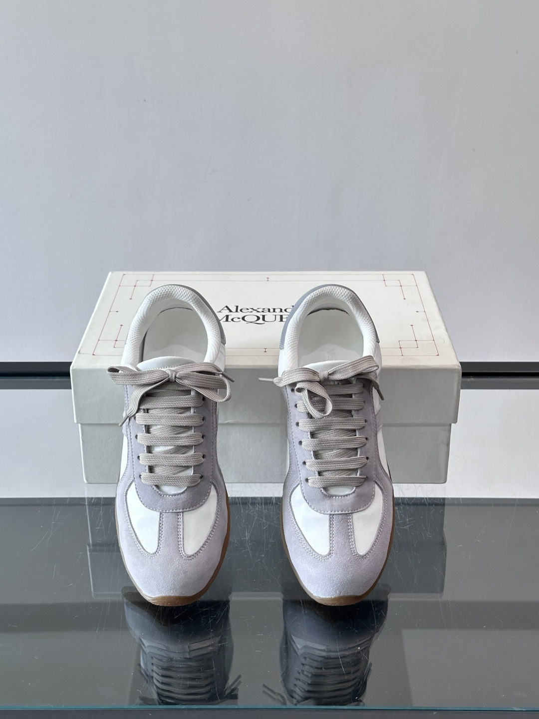 MQ麦昆情侣👫经典德训鞋，麂皮+真皮拼接，配色超百搭，橡胶鞋底复古又舒适。宽头设计不挑脚型，日常通勤、休