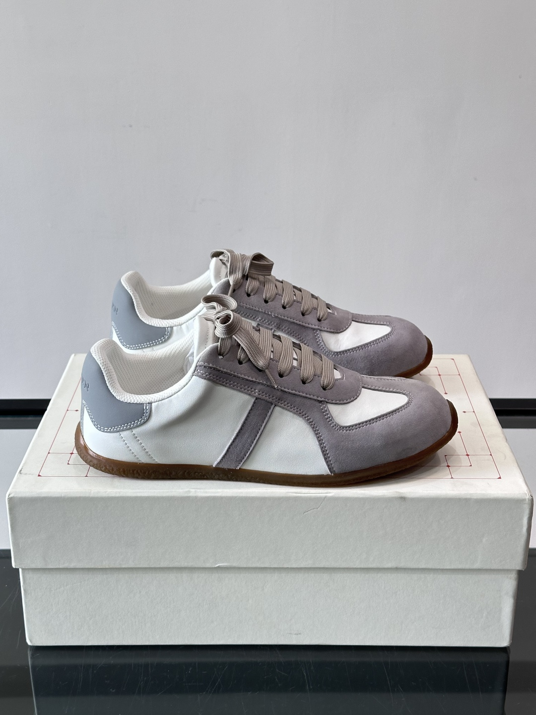 MQ麦昆情侣👫经典德训鞋，麂皮+真皮拼接，配色超百搭，橡胶鞋底复古又舒适。宽头设计不挑脚型，日常通勤、休