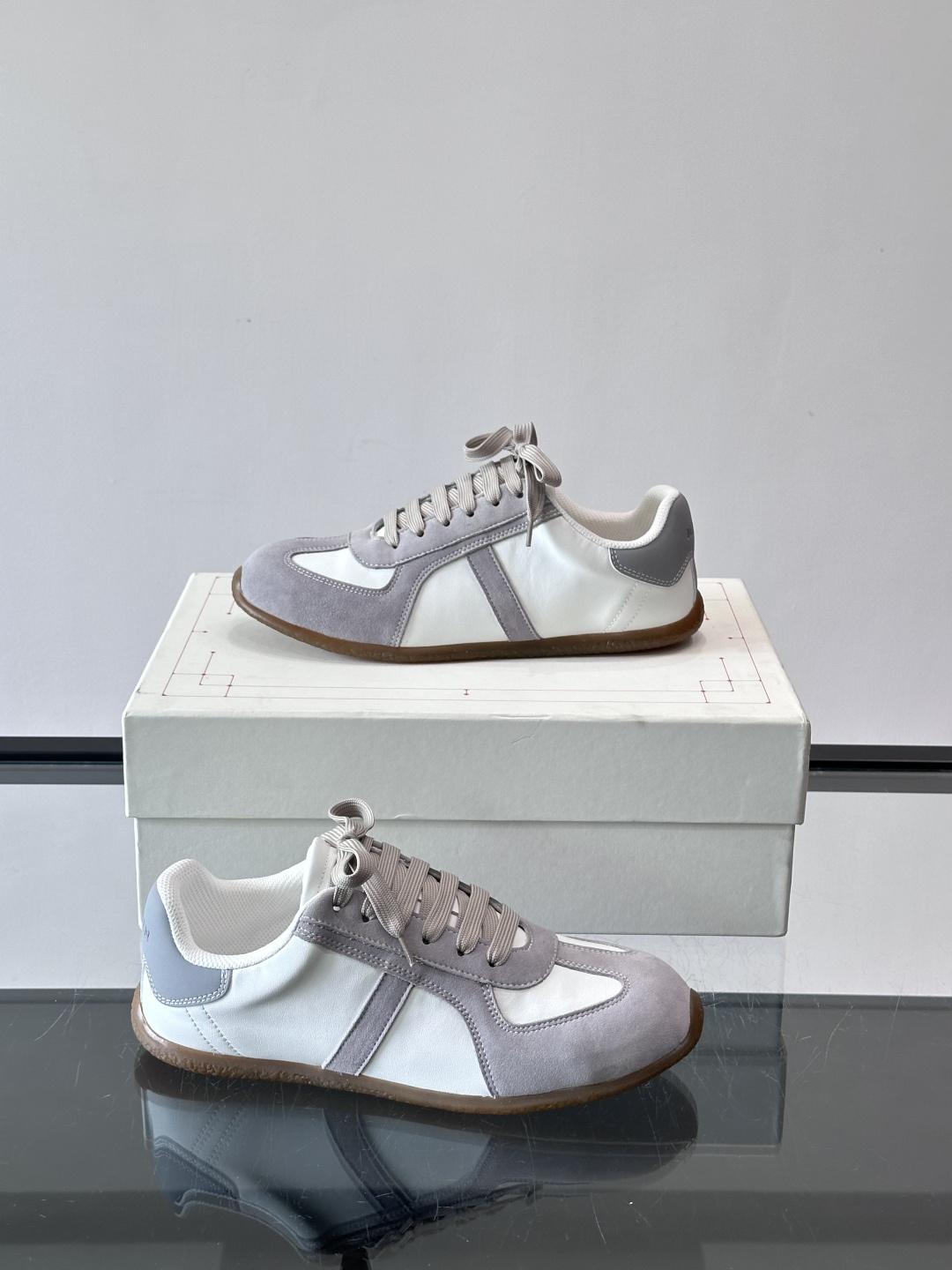 MQ麦昆情侣👫经典德训鞋，麂皮+真皮拼接，配色超百搭，橡胶鞋底复古又舒适。宽头设计不挑脚型，日常通勤、休