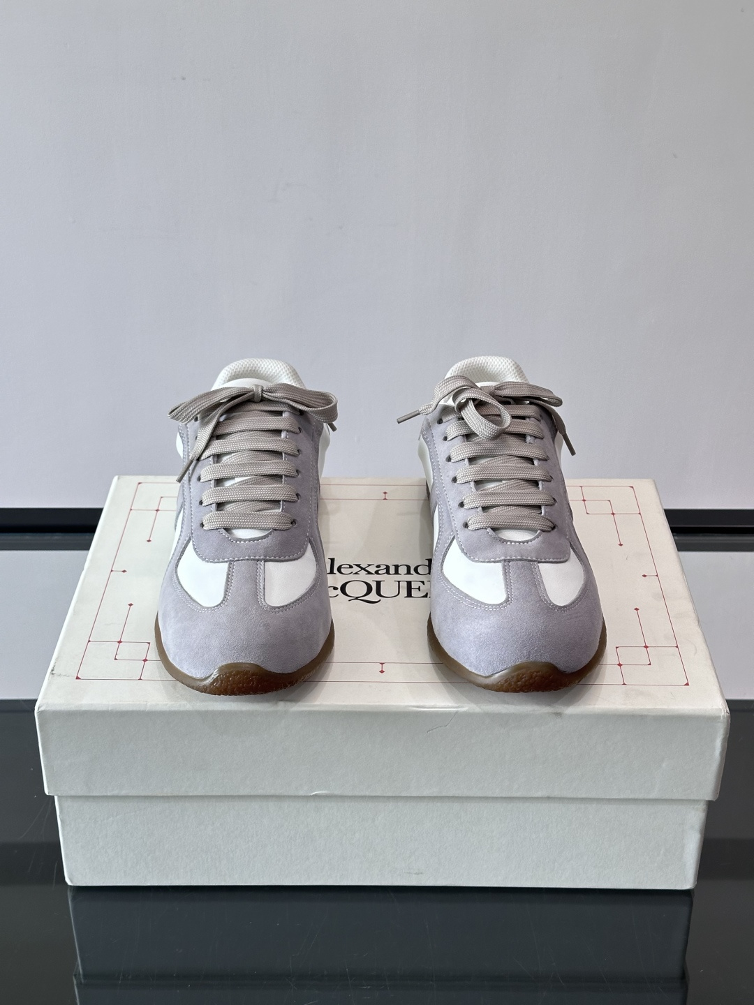 MQ麦昆情侣👫经典德训鞋，麂皮+真皮拼接，配色超百搭，橡胶鞋底复古又舒适。宽头设计不挑脚型，日常通勤、休