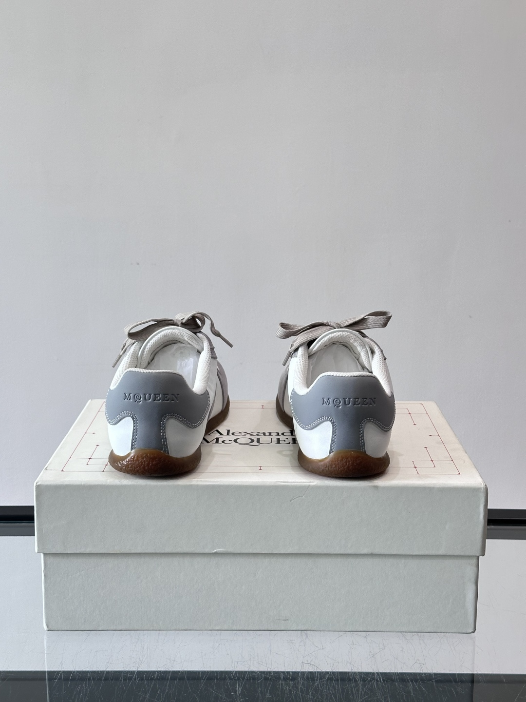 MQ麦昆情侣👫经典德训鞋，麂皮+真皮拼接，配色超百搭，橡胶鞋底复古又舒适。宽头设计不挑脚型，日常通勤、休