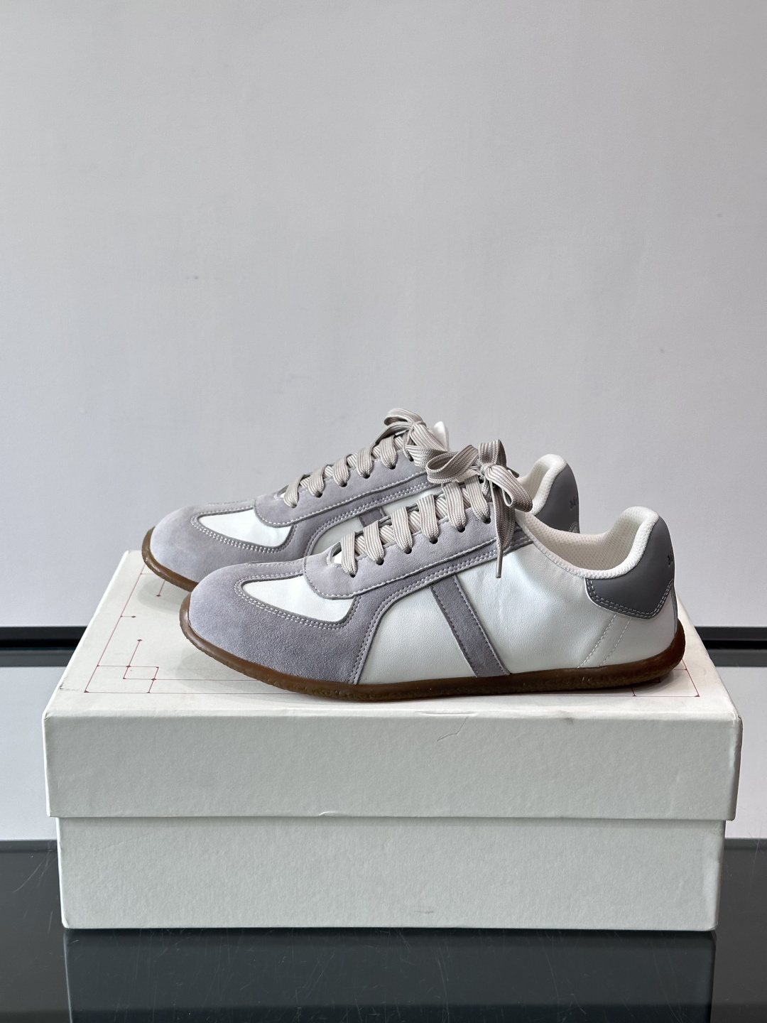 MQ麦昆情侣👫经典德训鞋，麂皮+真皮拼接，配色超百搭，橡胶鞋底复古又舒适。宽头设计不挑脚型，日常通勤、休