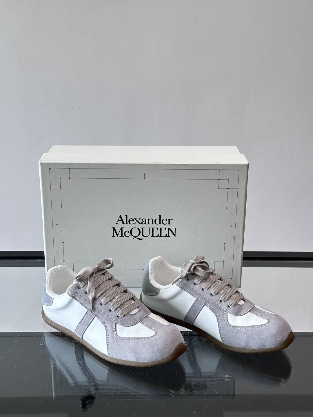 MQ麦昆情侣👫经典德训鞋，麂皮+真皮拼接，配色超百搭，橡胶鞋底复古又舒适。宽头设计不挑脚型，日常通勤、休