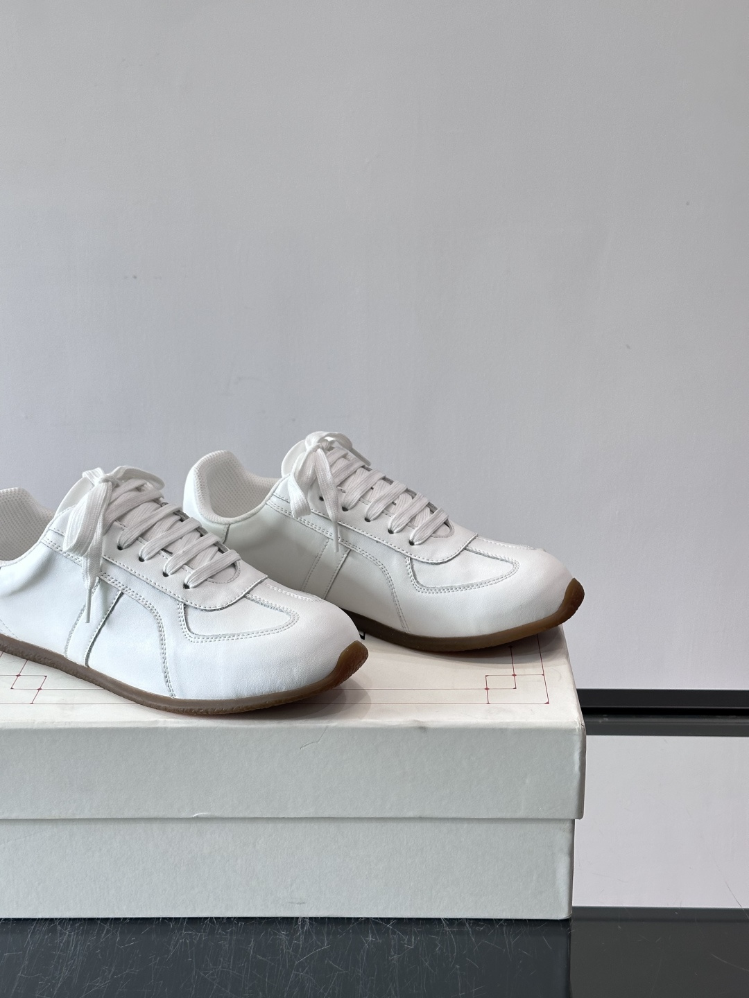 MQ麦昆情侣👫经典德训鞋，麂皮+真皮拼接，配色超百搭，橡胶鞋底复古又舒适。宽头设计不挑脚型，日常通勤、休