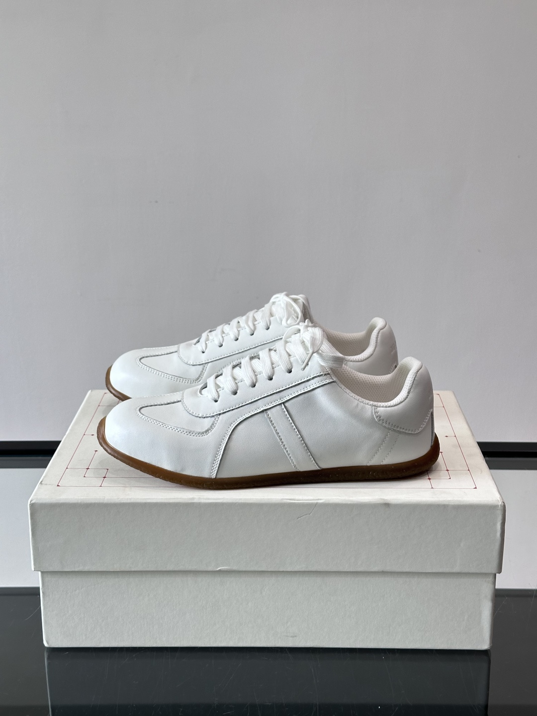 MQ麦昆情侣👫经典德训鞋，麂皮+真皮拼接，配色超百搭，橡胶鞋底复古又舒适。宽头设计不挑脚型，日常通勤、休