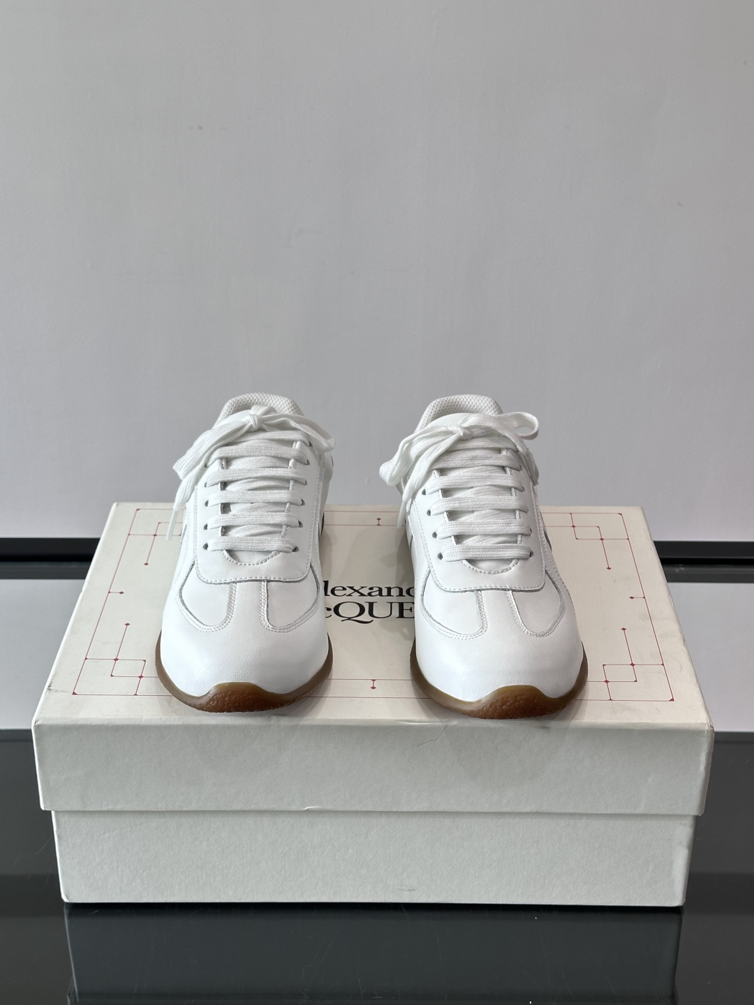 MQ麦昆情侣👫经典德训鞋，麂皮+真皮拼接，配色超百搭，橡胶鞋底复古又舒适。宽头设计不挑脚型，日常通勤、休