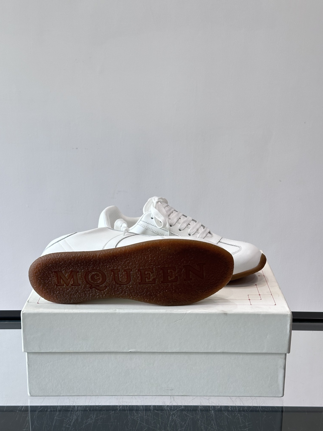 MQ麦昆情侣👫经典德训鞋，麂皮+真皮拼接，配色超百搭，橡胶鞋底复古又舒适。宽头设计不挑脚型，日常通勤、休