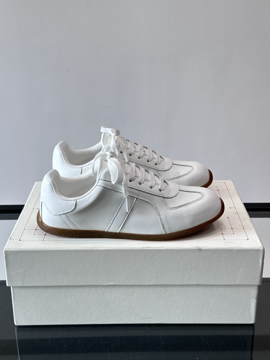 MQ麦昆情侣👫经典德训鞋，麂皮+真皮拼接，配色超百搭，橡胶鞋底复古又舒适。宽头设计不挑脚型，日常通勤、休