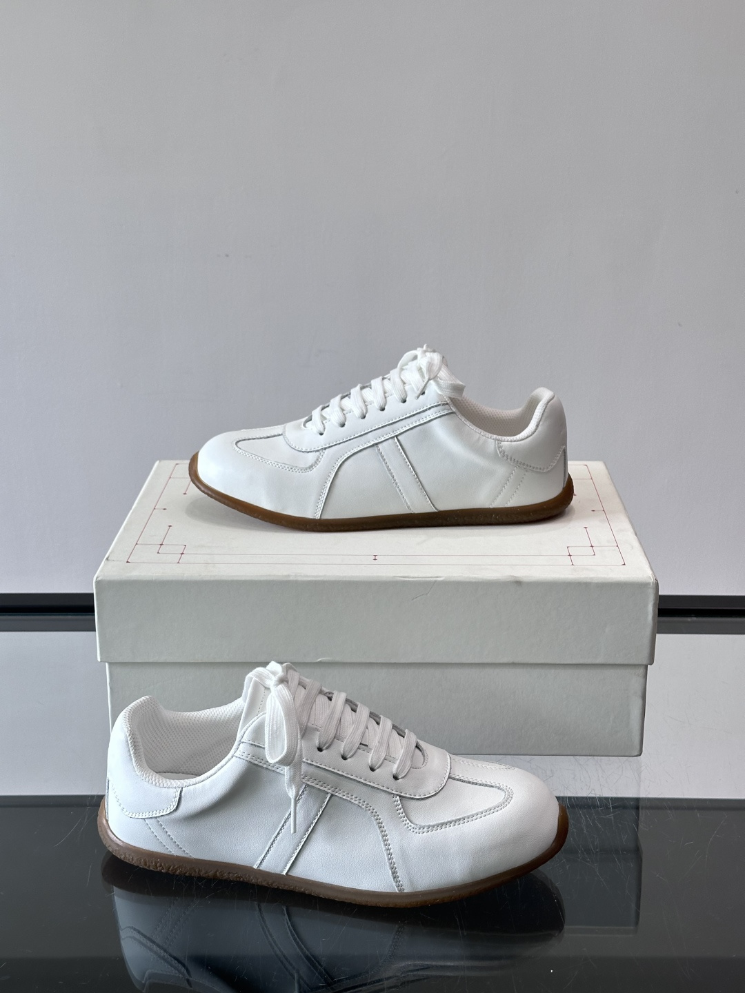 MQ麦昆情侣👫经典德训鞋，麂皮+真皮拼接，配色超百搭，橡胶鞋底复古又舒适。宽头设计不挑脚型，日常通勤、休