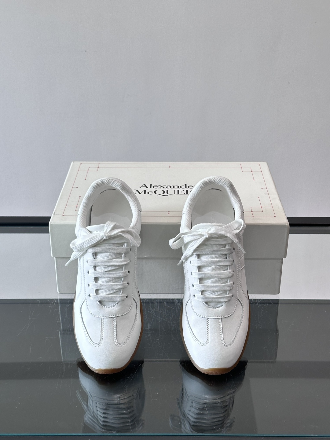 MQ麦昆情侣👫经典德训鞋，麂皮+真皮拼接，配色超百搭，橡胶鞋底复古又舒适。宽头设计不挑脚型，日常通勤、休