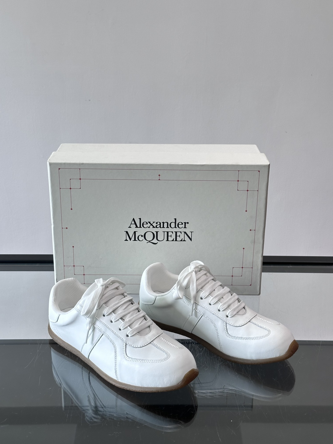 MQ麦昆情侣👫经典德训鞋，麂皮+真皮拼接，配色超百搭，橡胶鞋底复古又舒适。宽头设计不挑脚型，日常通勤、休