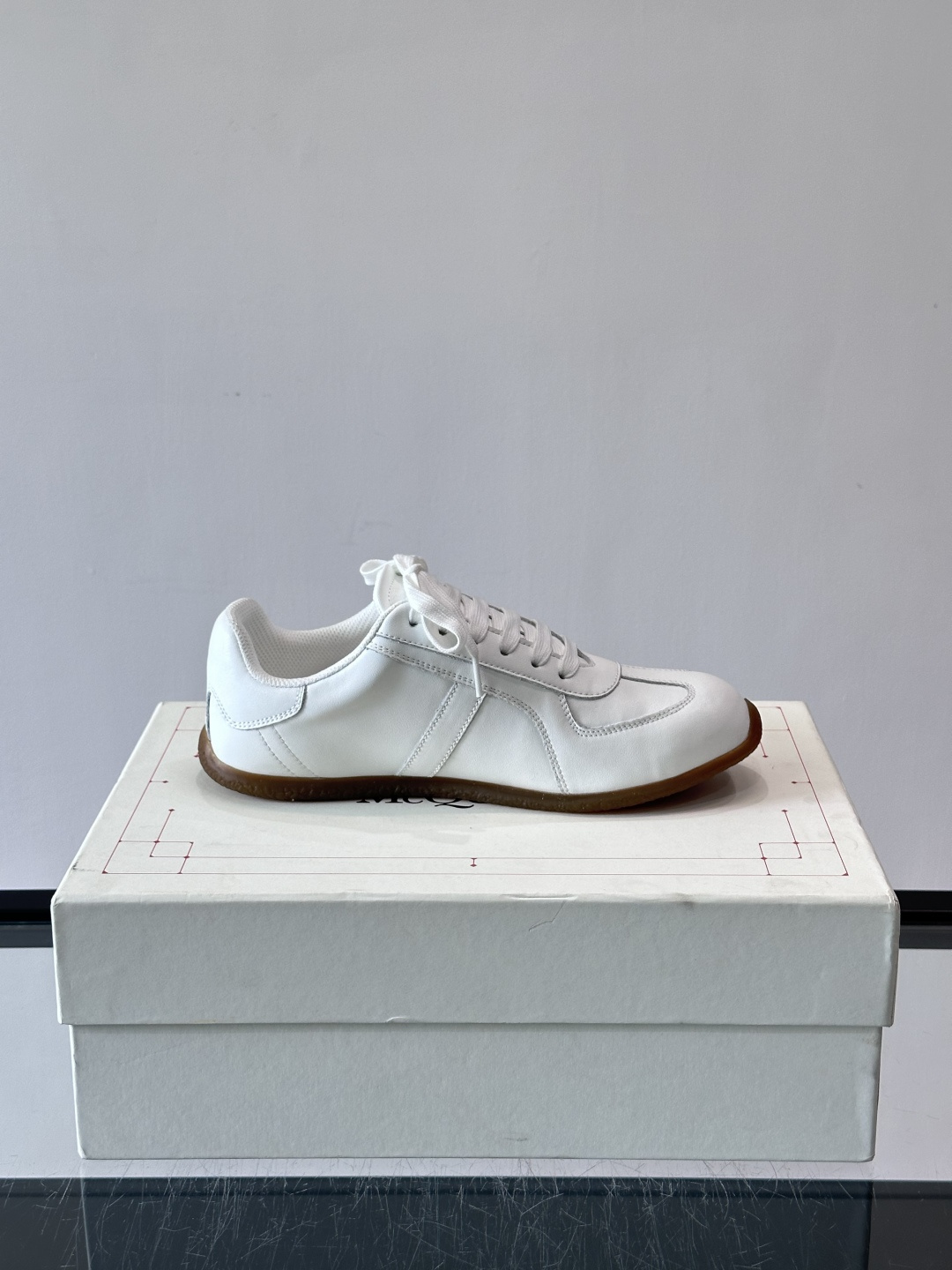 MQ麦昆情侣👫经典德训鞋，麂皮+真皮拼接，配色超百搭，橡胶鞋底复古又舒适。宽头设计不挑脚型，日常通勤、休