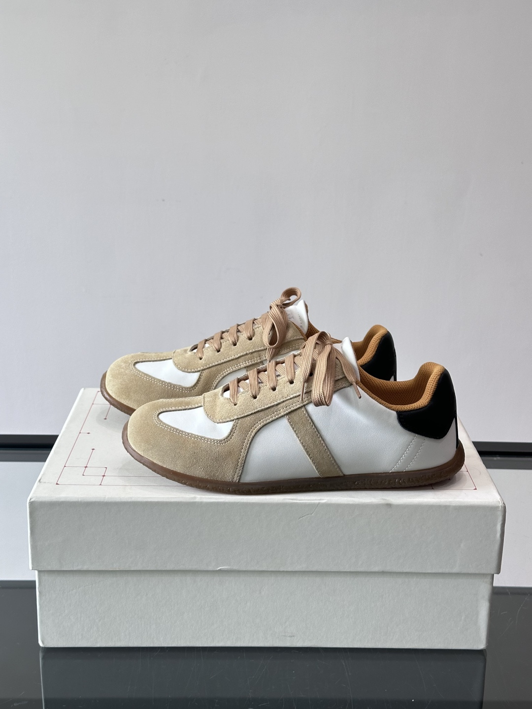 MQ麦昆情侣👫经典德训鞋，麂皮+真皮拼接，配色超百搭，橡胶鞋底复古又舒适。宽头设计不挑脚型，日常通勤、休