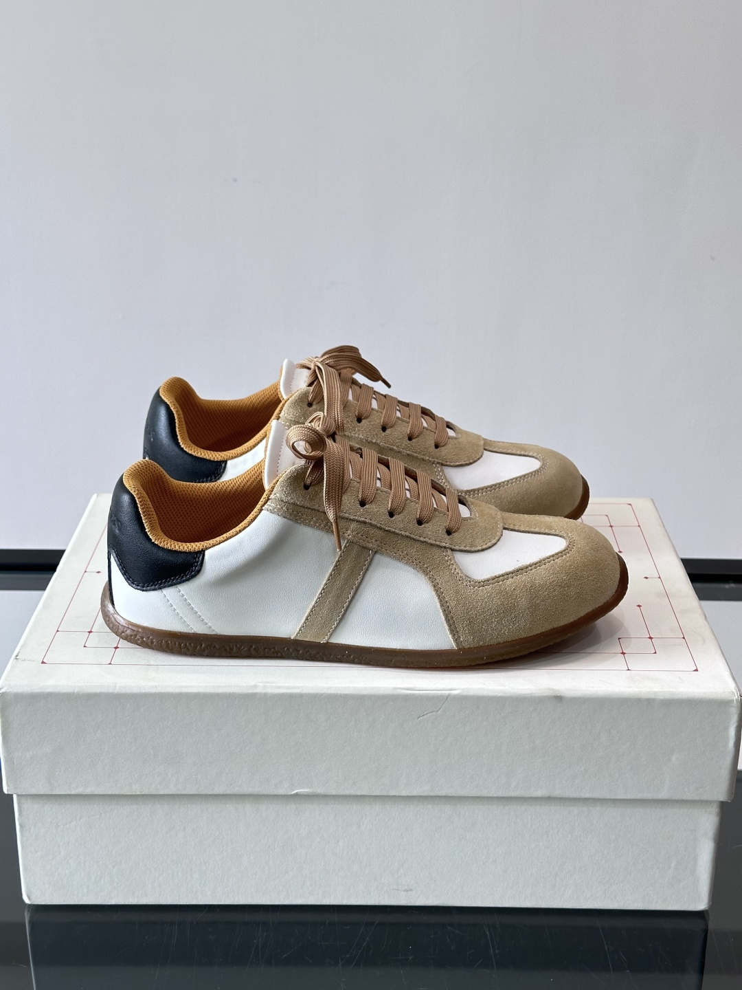 MQ麦昆情侣👫经典德训鞋，麂皮+真皮拼接，配色超百搭，橡胶鞋底复古又舒适。宽头设计不挑脚型，日常通勤、休