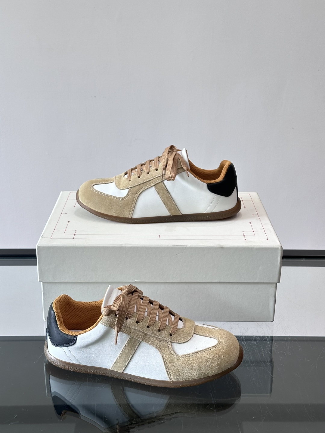 MQ麦昆情侣👫经典德训鞋，麂皮+真皮拼接，配色超百搭，橡胶鞋底复古又舒适。宽头设计不挑脚型，日常通勤、休