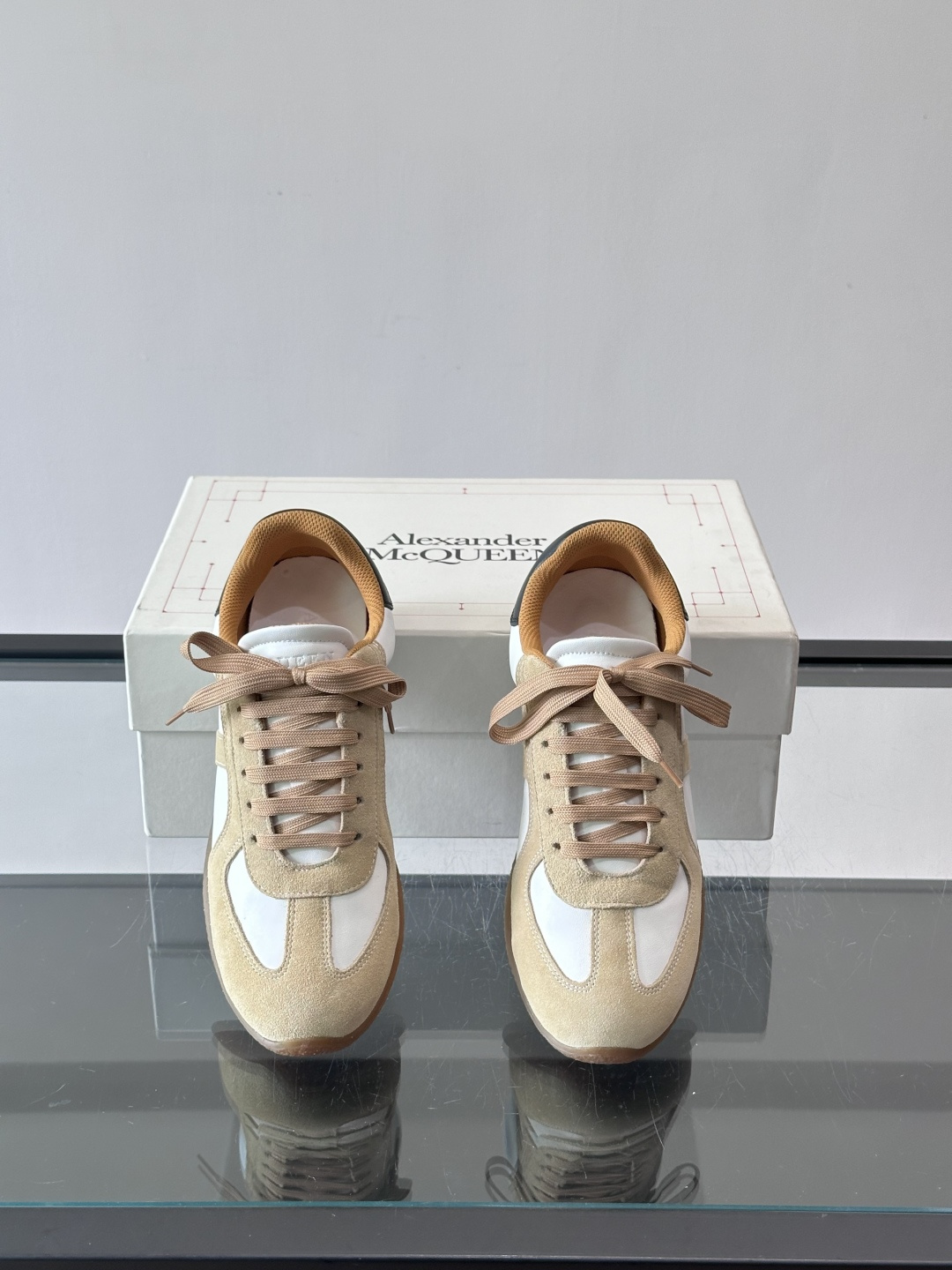 MQ麦昆情侣👫经典德训鞋，麂皮+真皮拼接，配色超百搭，橡胶鞋底复古又舒适。宽头设计不挑脚型，日常通勤、休