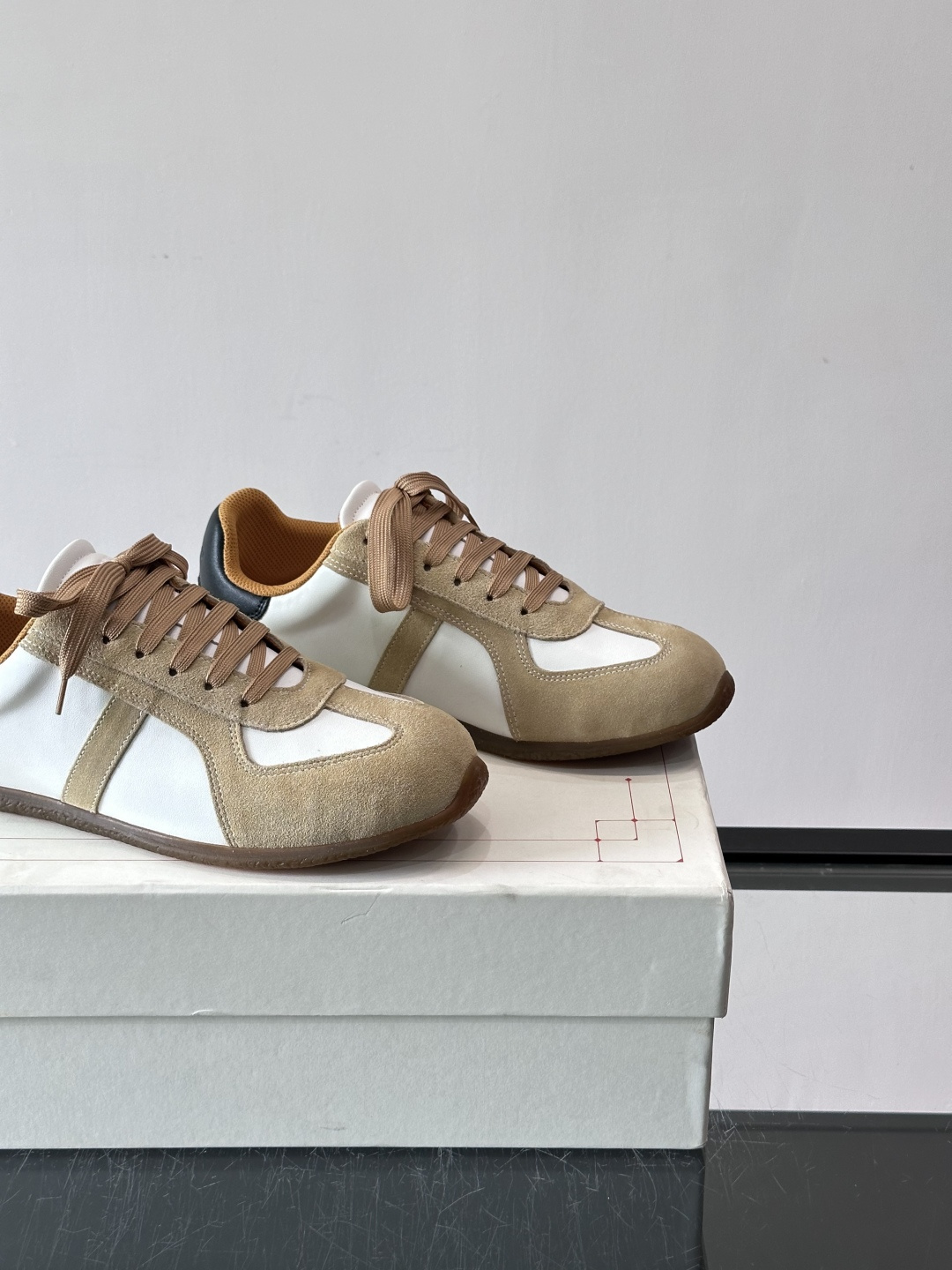 MQ麦昆情侣👫经典德训鞋，麂皮+真皮拼接，配色超百搭，橡胶鞋底复古又舒适。宽头设计不挑脚型，日常通勤、休