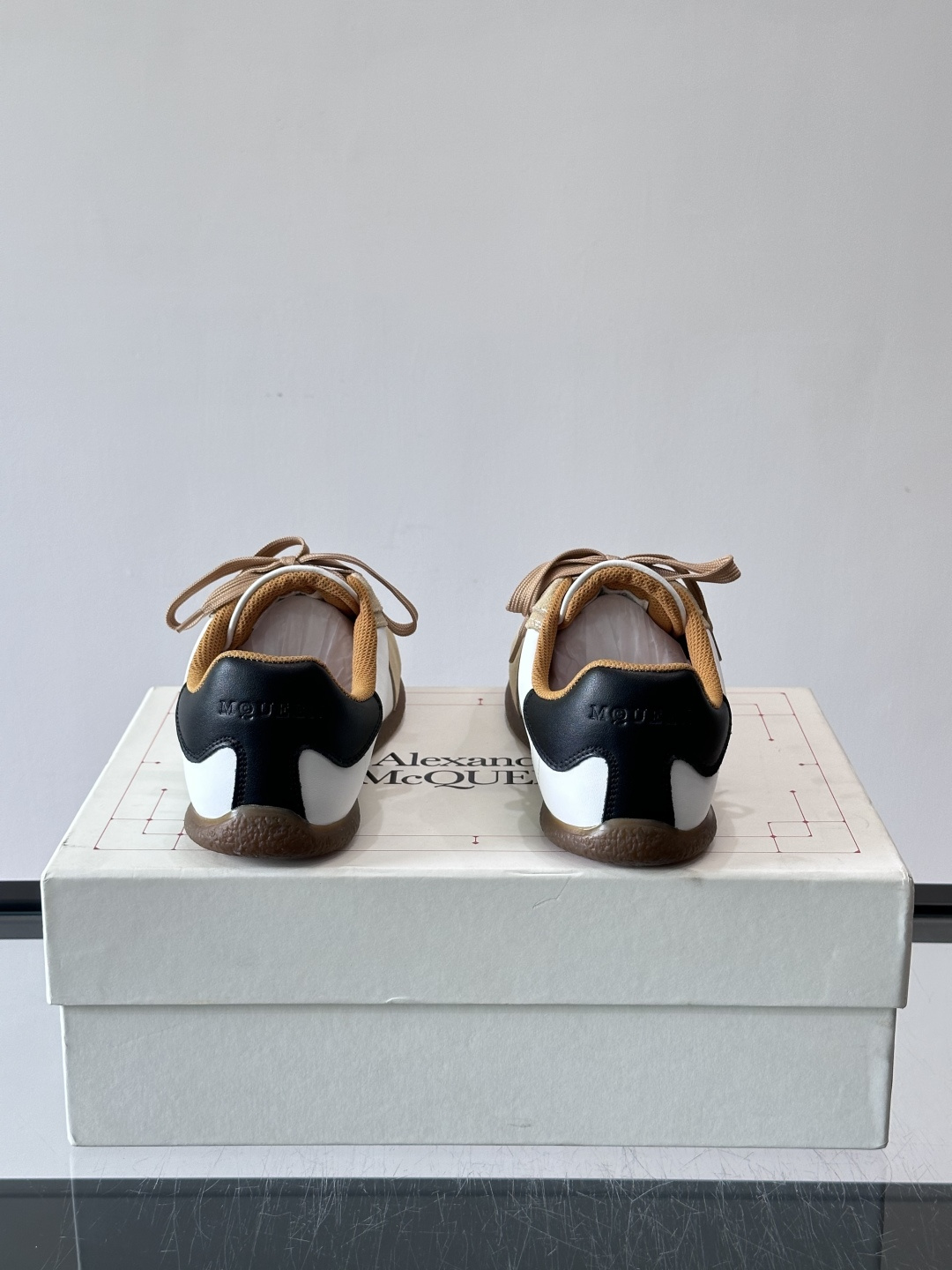 MQ麦昆情侣👫经典德训鞋，麂皮+真皮拼接，配色超百搭，橡胶鞋底复古又舒适。宽头设计不挑脚型，日常通勤、休