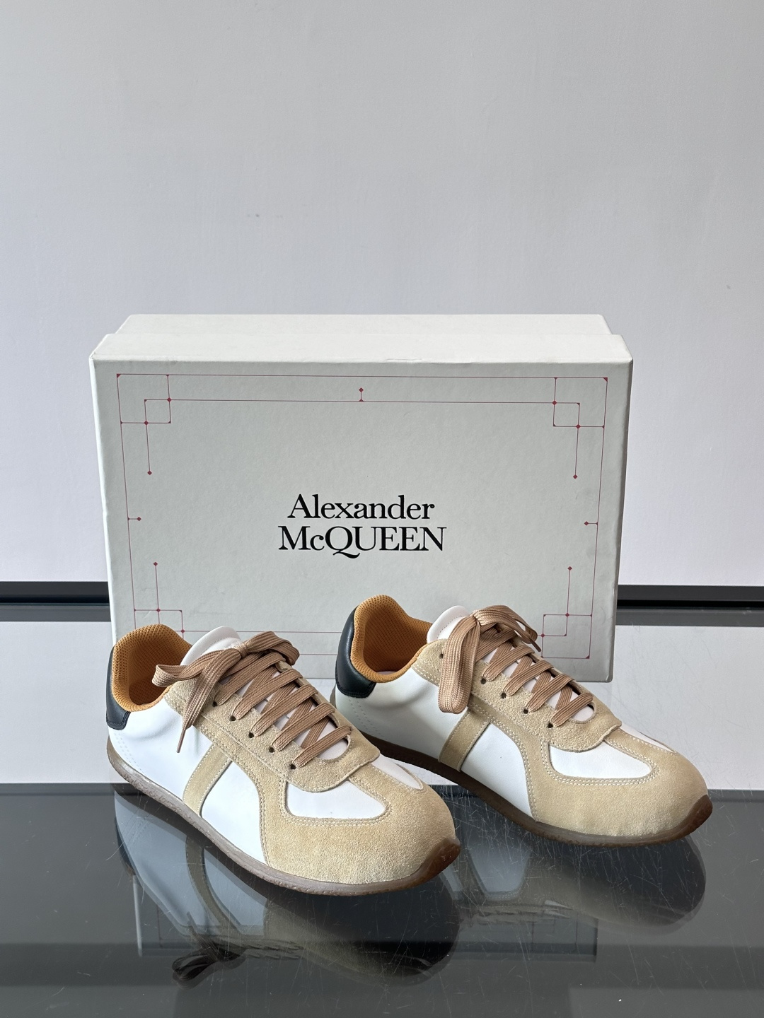 MQ麦昆情侣👫经典德训鞋，麂皮+真皮拼接，配色超百搭，橡胶鞋底复古又舒适。宽头设计不挑脚型，日常通勤、休