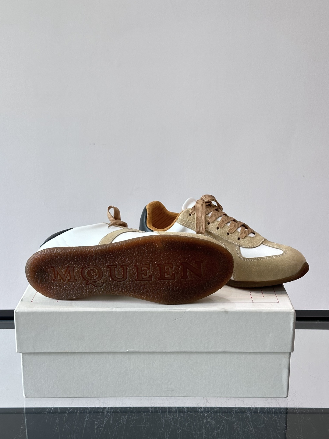 MQ麦昆情侣👫经典德训鞋，麂皮+真皮拼接，配色超百搭，橡胶鞋底复古又舒适。宽头设计不挑脚型，日常通勤、休