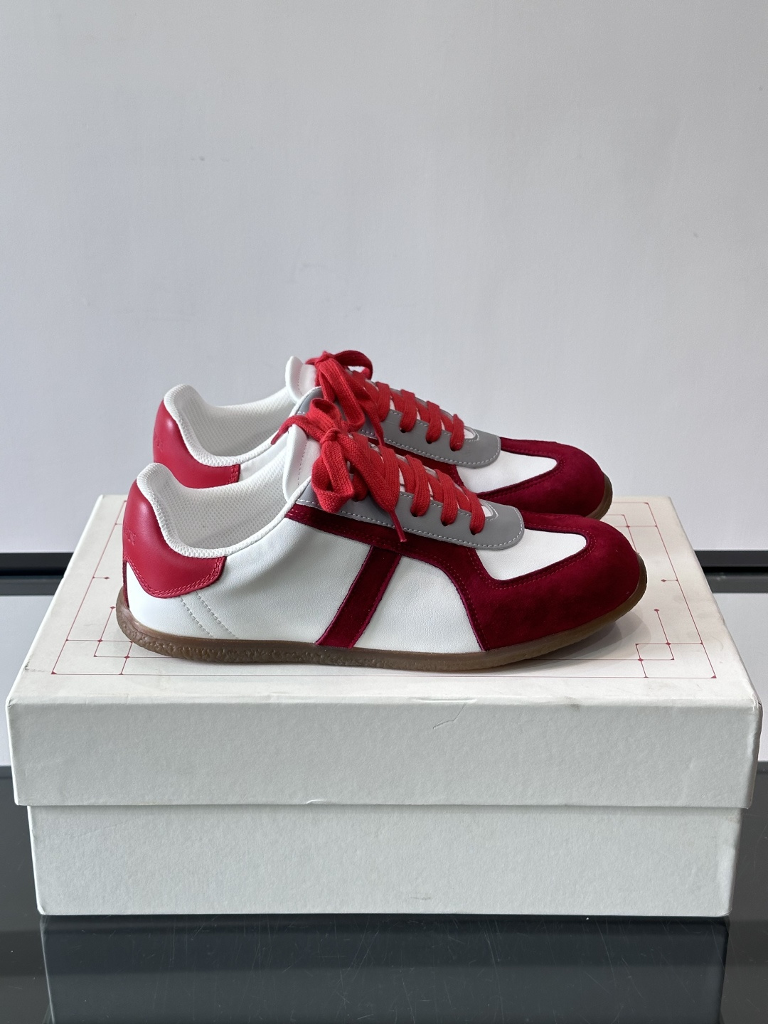 MQ麦昆情侣👫经典德训鞋，麂皮+真皮拼接，配色超百搭，橡胶鞋底复古又舒适。宽头设计不挑脚型，日常通勤、休