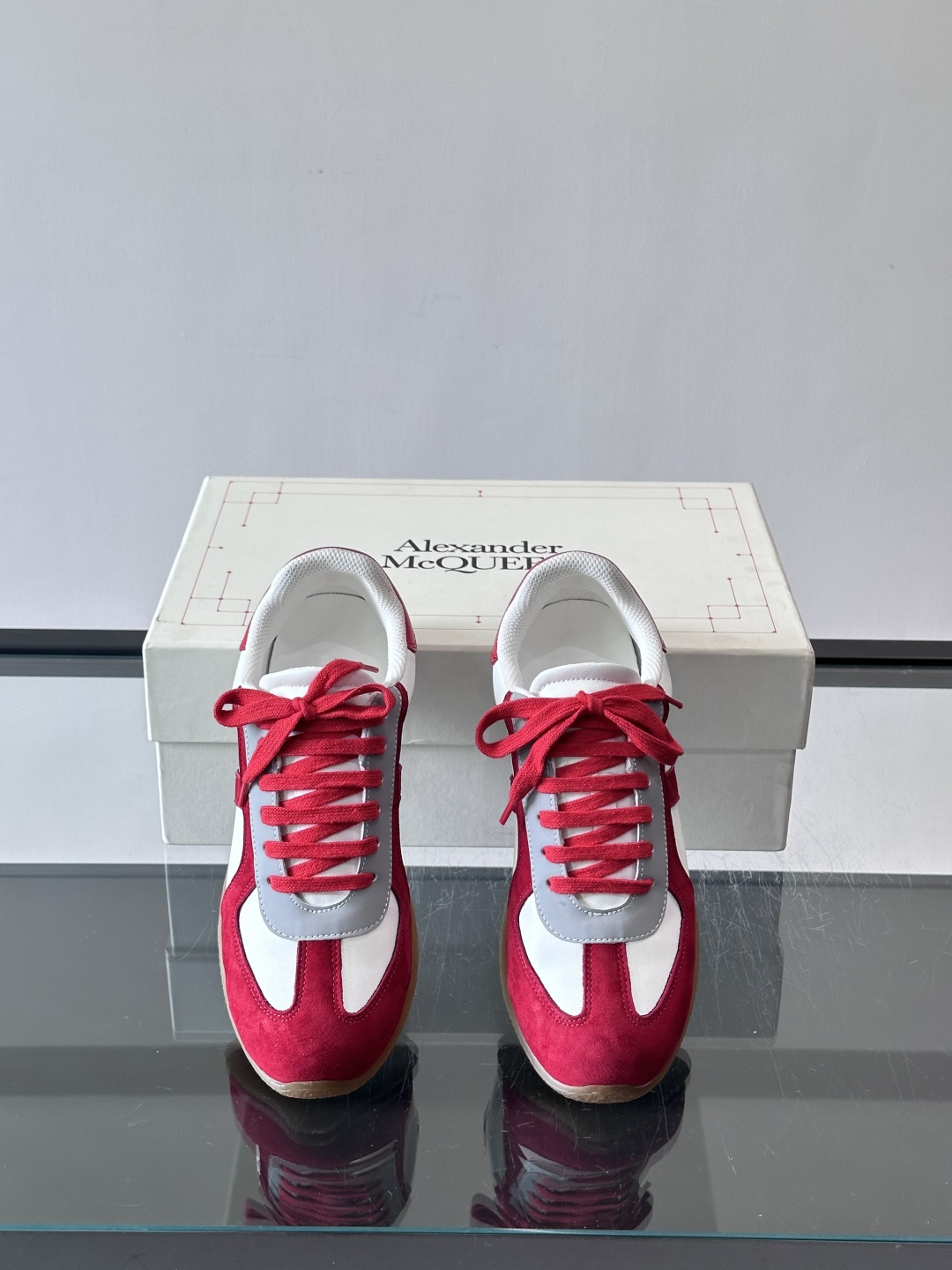 MQ麦昆情侣👫经典德训鞋，麂皮+真皮拼接，配色超百搭，橡胶鞋底复古又舒适。宽头设计不挑脚型，日常通勤、休