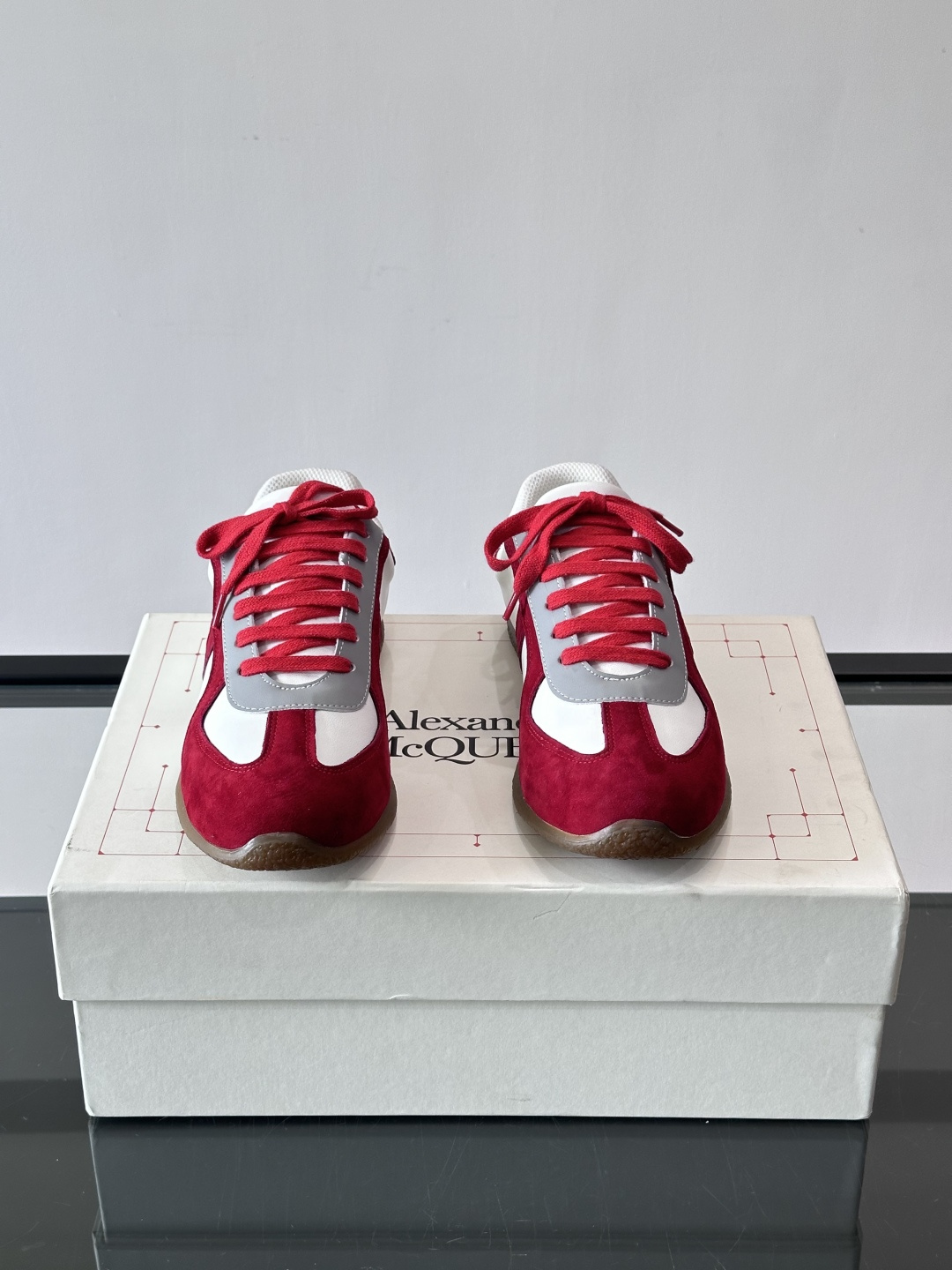 MQ麦昆情侣👫经典德训鞋，麂皮+真皮拼接，配色超百搭，橡胶鞋底复古又舒适。宽头设计不挑脚型，日常通勤、休