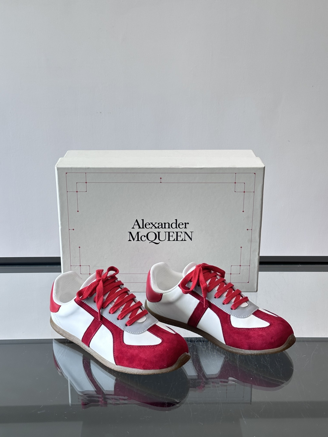 MQ麦昆情侣👫经典德训鞋，麂皮+真皮拼接，配色超百搭，橡胶鞋底复古又舒适。宽头设计不挑脚型，日常通勤、休