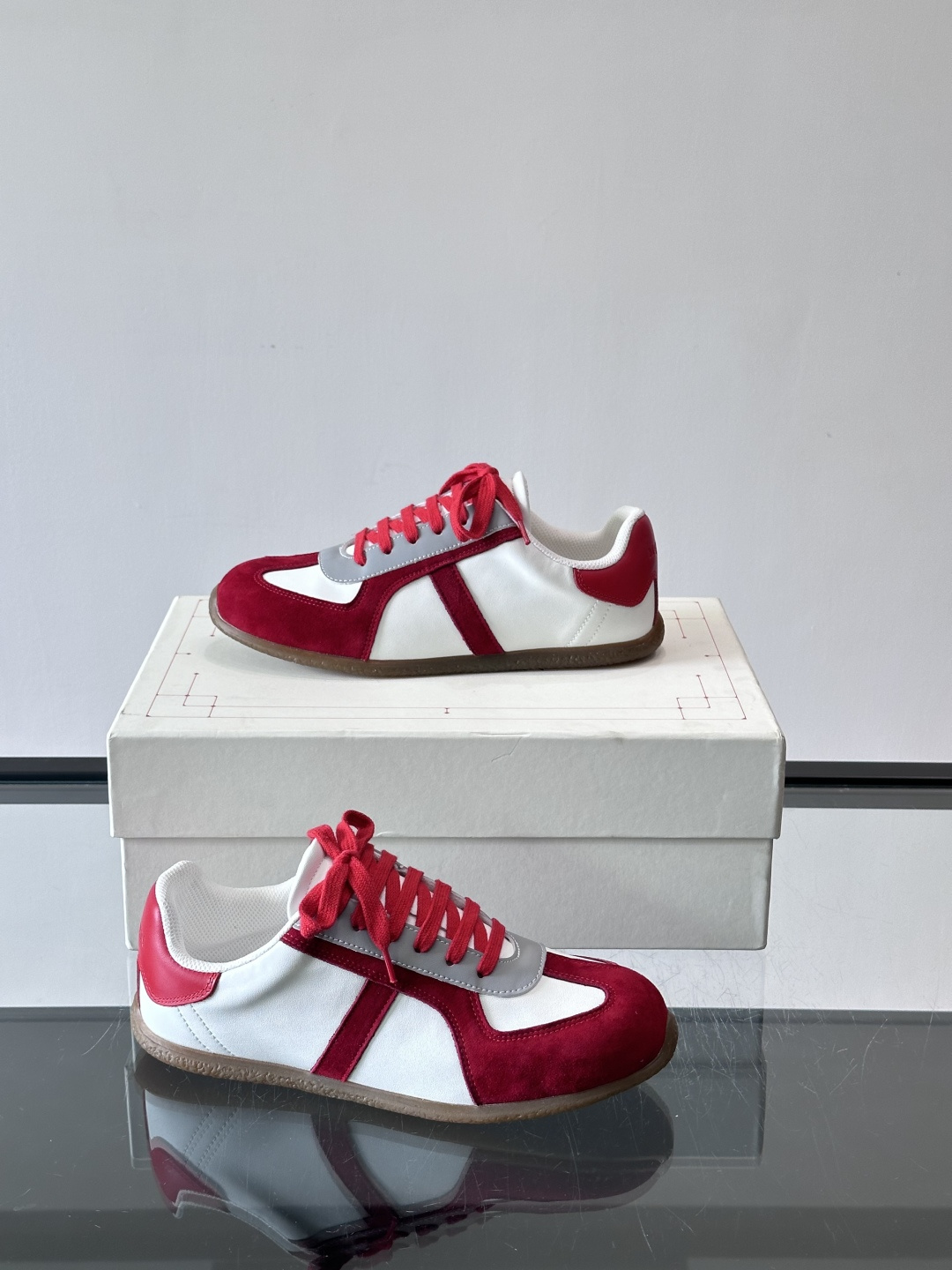 MQ麦昆情侣👫经典德训鞋，麂皮+真皮拼接，配色超百搭，橡胶鞋底复古又舒适。宽头设计不挑脚型，日常通勤、休