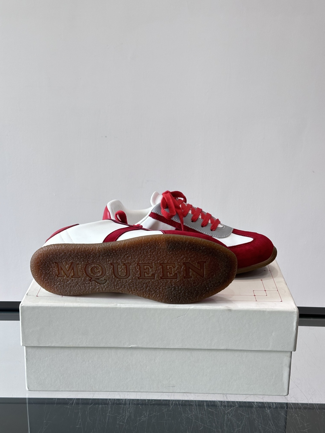 MQ麦昆情侣👫经典德训鞋，麂皮+真皮拼接，配色超百搭，橡胶鞋底复古又舒适。宽头设计不挑脚型，日常通勤、休