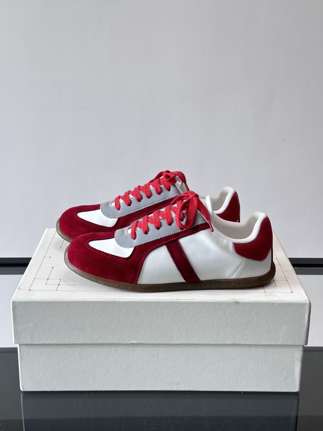 MQ麦昆情侣👫经典德训鞋，麂皮+真皮拼接，配色超百搭，橡胶鞋底复古又舒适。宽头设计不挑脚型，日常通勤、休