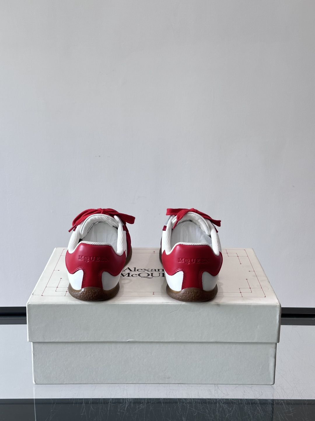 MQ麦昆情侣👫经典德训鞋，麂皮+真皮拼接，配色超百搭，橡胶鞋底复古又舒适。宽头设计不挑脚型，日常通勤、休