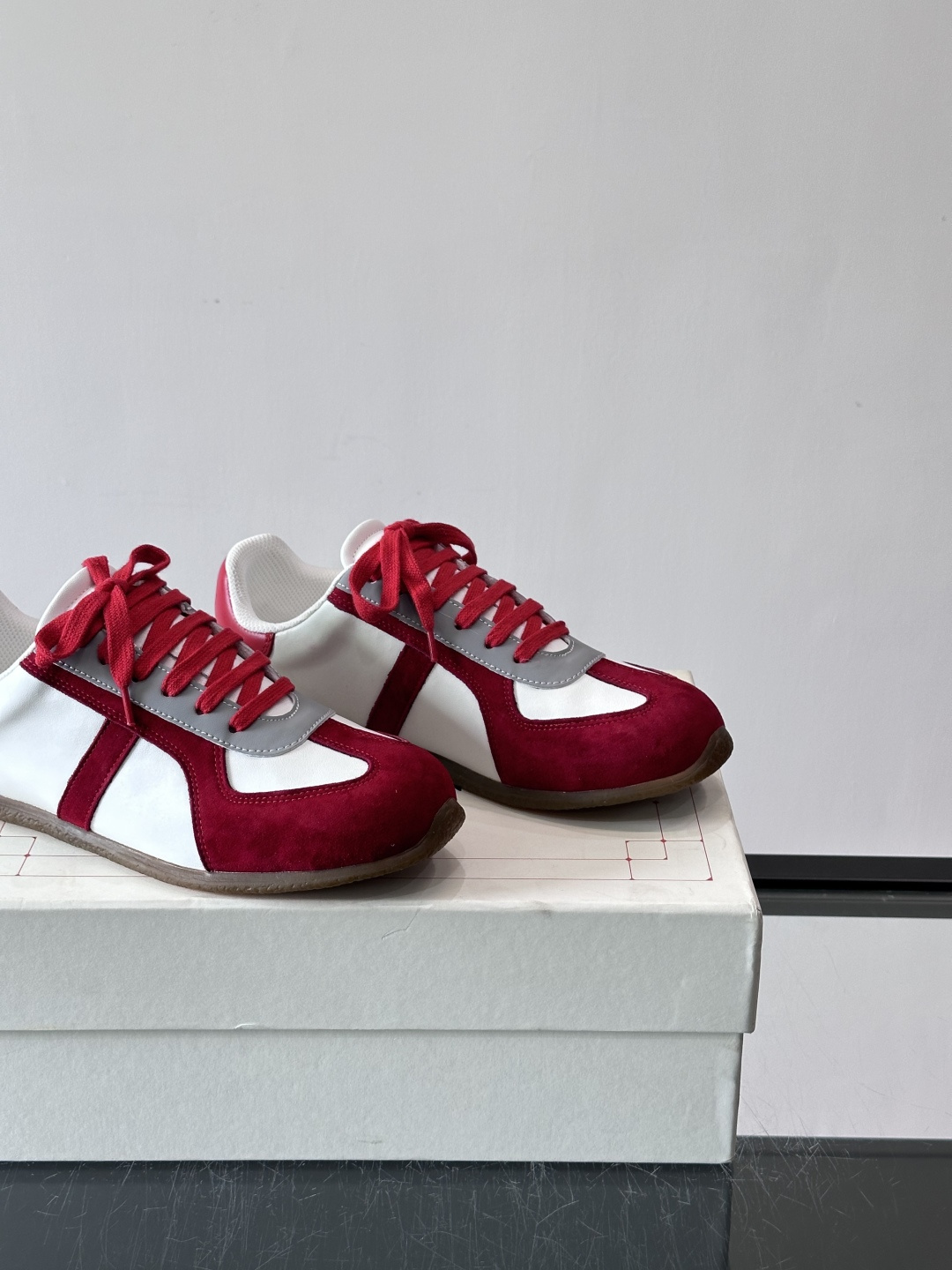 MQ麦昆情侣👫经典德训鞋，麂皮+真皮拼接，配色超百搭，橡胶鞋底复古又舒适。宽头设计不挑脚型，日常通勤、休