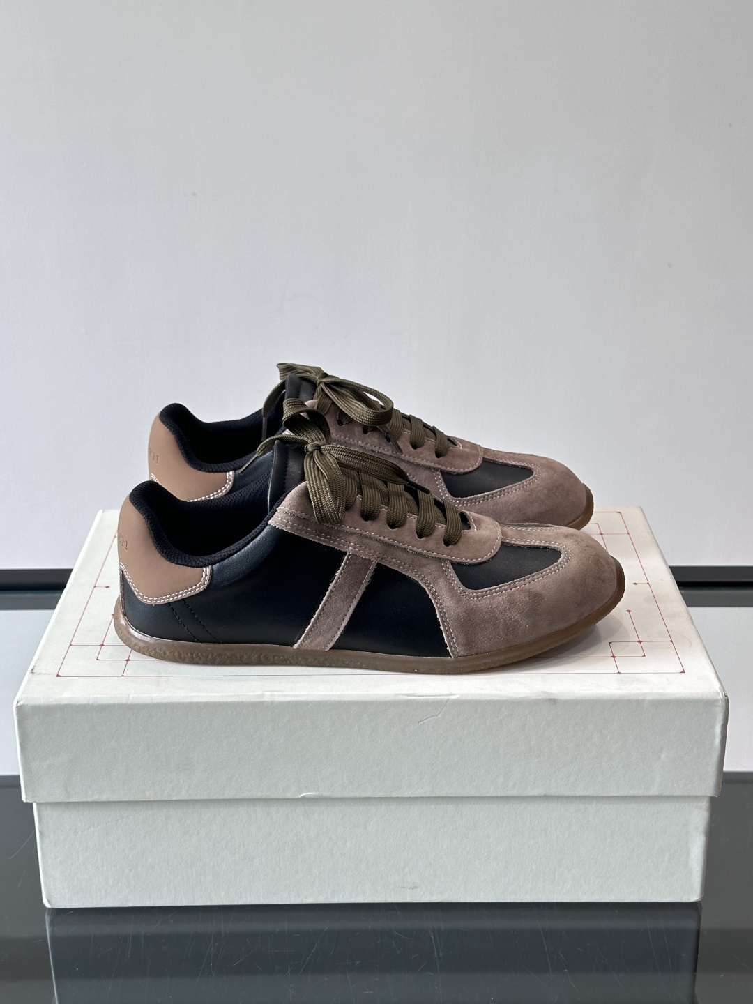 MQ麦昆情侣👫经典德训鞋，麂皮+真皮拼接，配色超百搭，橡胶鞋底复古又舒适。宽头设计不挑脚型，日常通勤、休