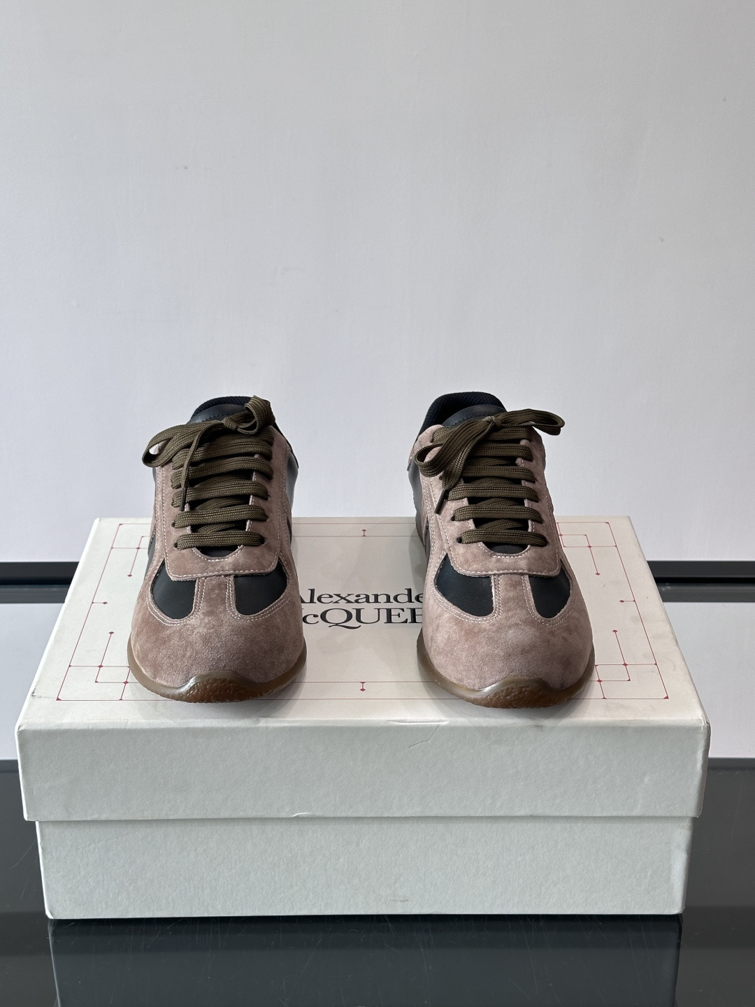 MQ麦昆情侣👫经典德训鞋，麂皮+真皮拼接，配色超百搭，橡胶鞋底复古又舒适。宽头设计不挑脚型，日常通勤、休