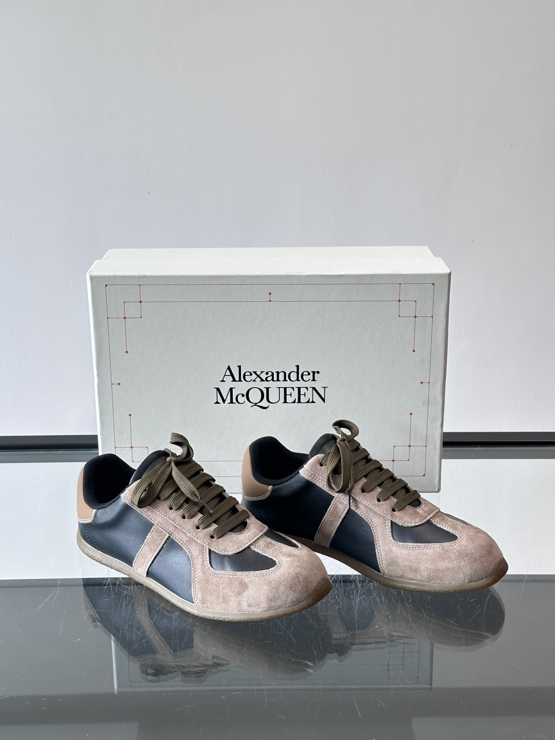 MQ麦昆情侣👫经典德训鞋，麂皮+真皮拼接，配色超百搭，橡胶鞋底复古又舒适。宽头设计不挑脚型，日常通勤、休