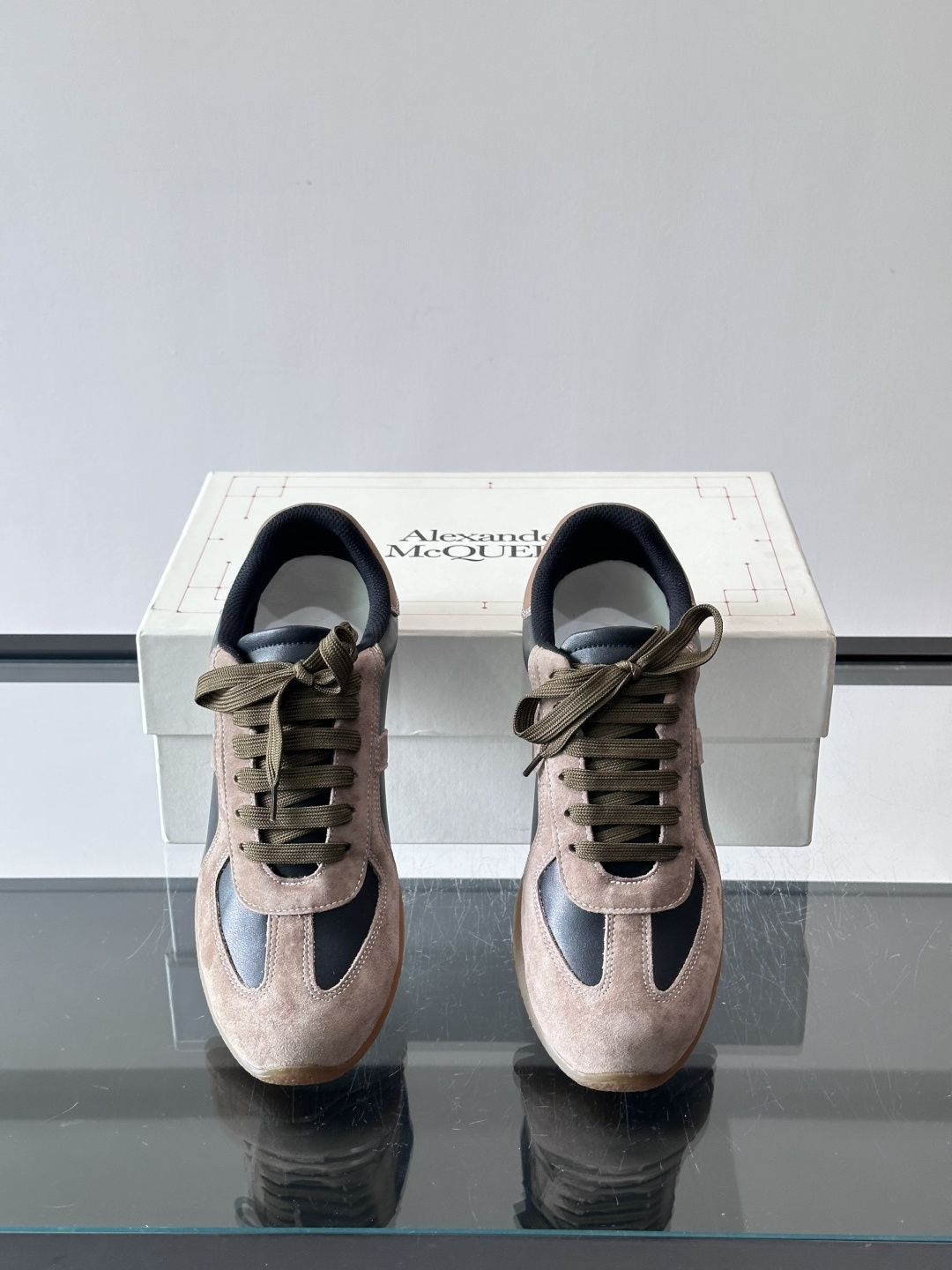 MQ麦昆情侣👫经典德训鞋，麂皮+真皮拼接，配色超百搭，橡胶鞋底复古又舒适。宽头设计不挑脚型，日常通勤、休