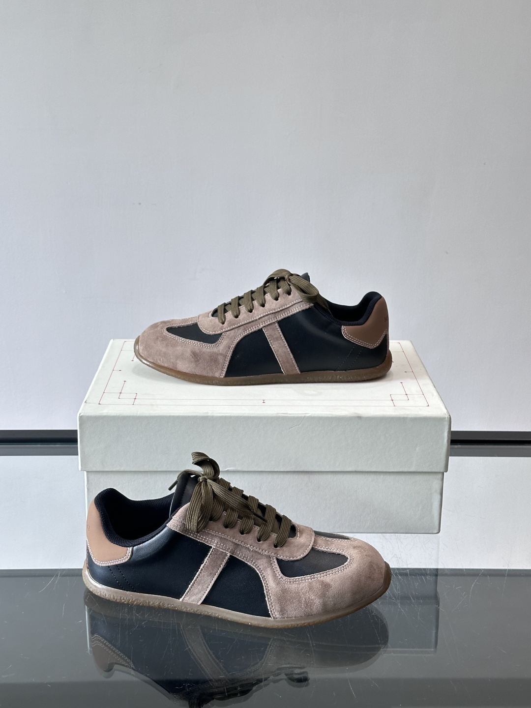 MQ麦昆情侣👫经典德训鞋，麂皮+真皮拼接，配色超百搭，橡胶鞋底复古又舒适。宽头设计不挑脚型，日常通勤、休