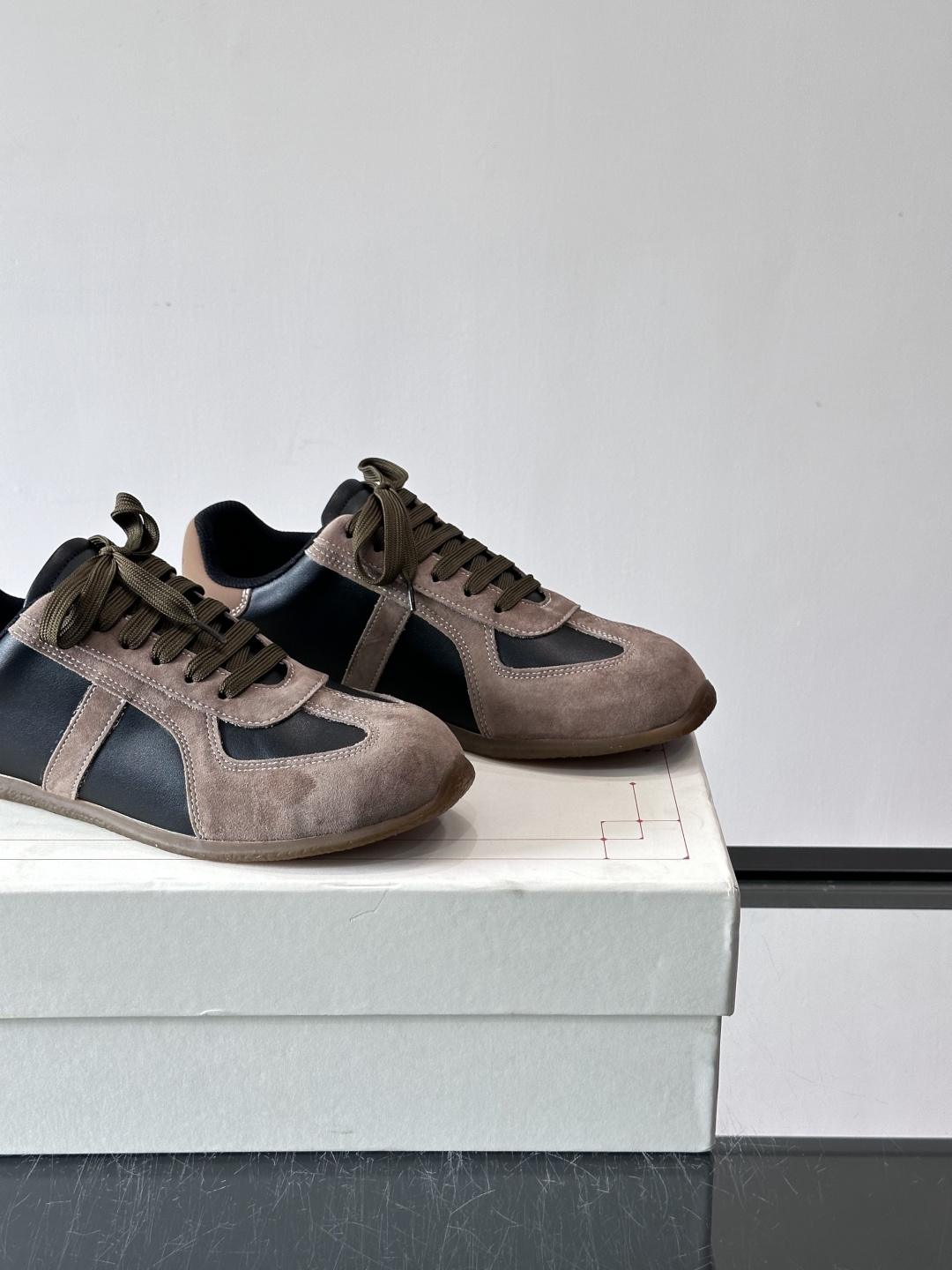 MQ麦昆情侣👫经典德训鞋，麂皮+真皮拼接，配色超百搭，橡胶鞋底复古又舒适。宽头设计不挑脚型，日常通勤、休