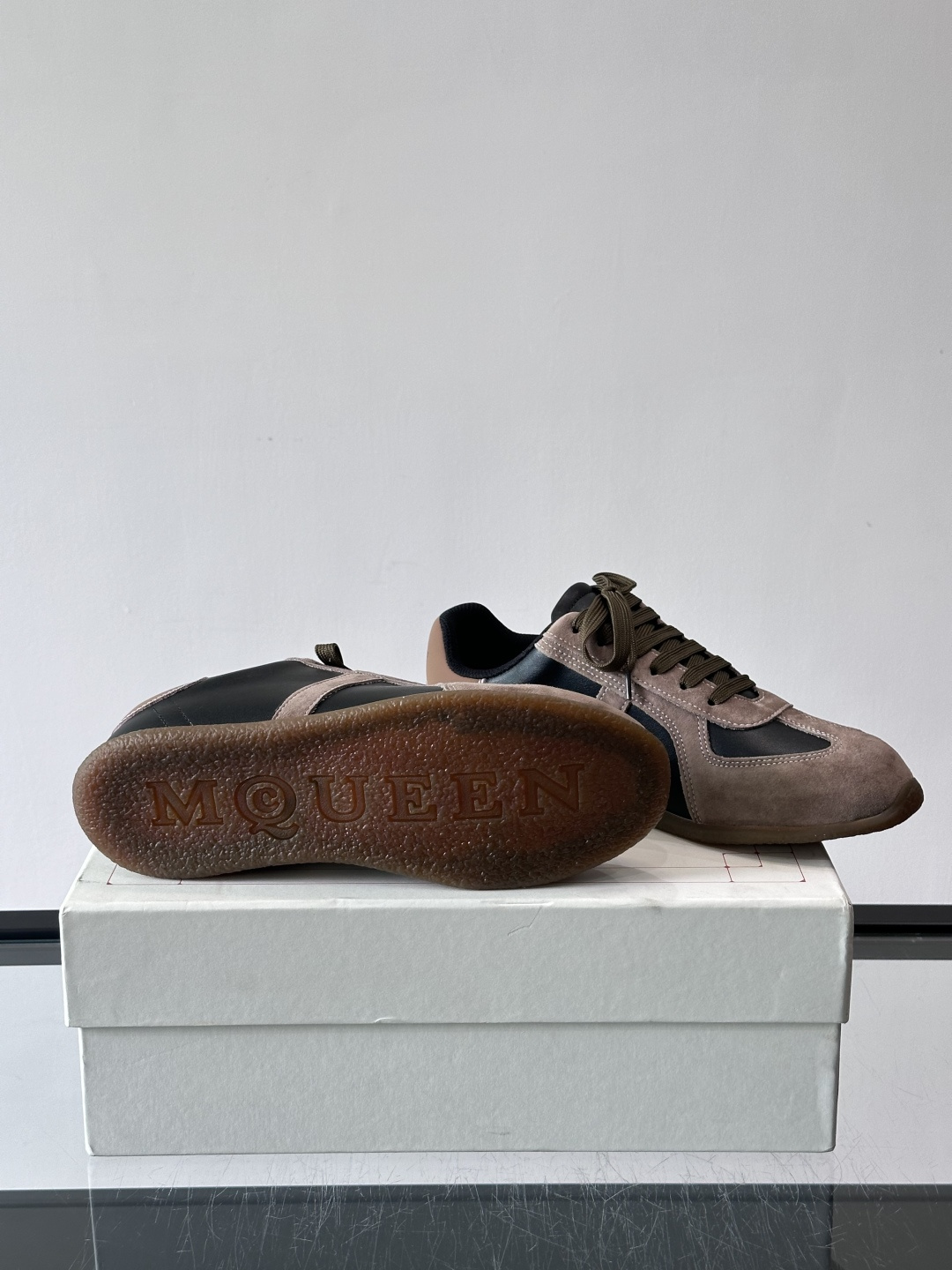 MQ麦昆情侣👫经典德训鞋，麂皮+真皮拼接，配色超百搭，橡胶鞋底复古又舒适。宽头设计不挑脚型，日常通勤、休