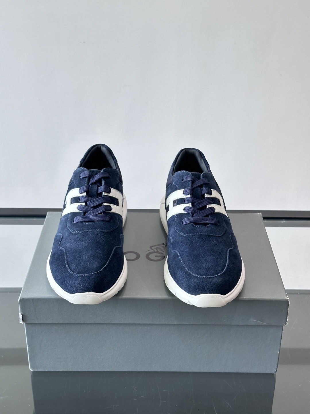 Hogan男士休闲运动鞋，经典品牌，麂皮+真皮拼接，白色“H”标志超有辨识度！鞋底轻质橡胶，抓地力和缓震